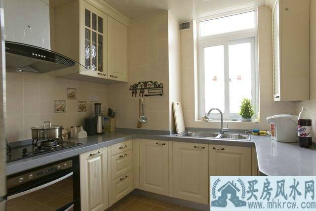 ������λ��ˮ���̵㣬��Ů�˽���ϢϢ�й�