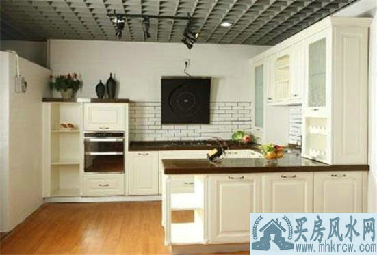 ������λ��ˮ���̵㣬��Ů�˽���ϢϢ�й�