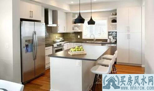 ������λ��ˮ���̵㣬��Ů�˽���ϢϢ�й�