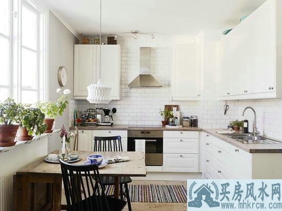 ������λ��ˮ���̵㣬��Ů�˽���ϢϢ�й�