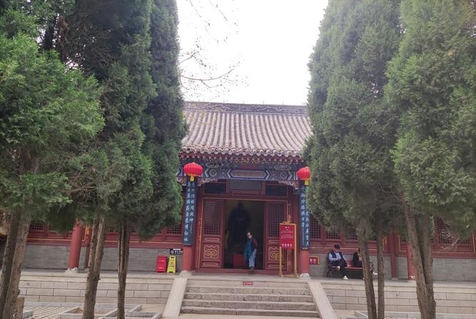 �μ����м�������  �μ�����һ�����ӻ���Ů��