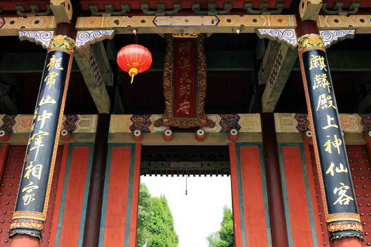 眼皮上翘的面相男 眼皮上翘的面相男